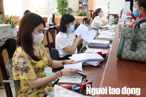 nguoi-dan-lam-thu-tuc-tai-bhxh-tp-anh-hoang-trieu13-16002417668901019223560-16041136129702023143084.png
